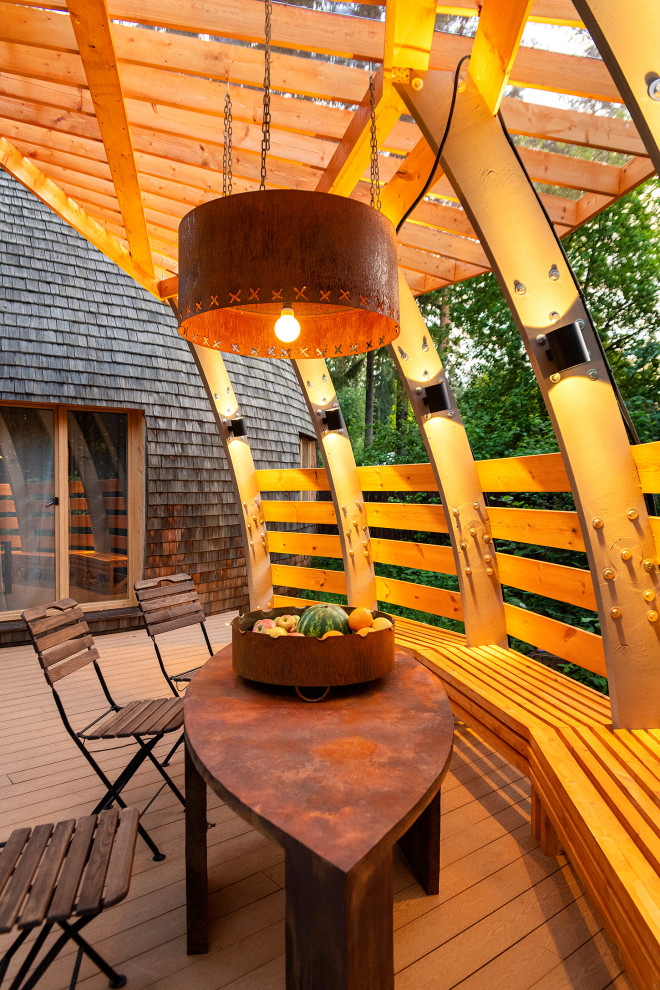 Inspiration för mellanstora eklektiska terrasser, med en pergola och räcke i trä