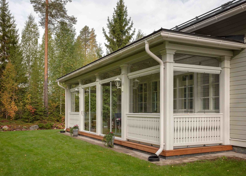 Foto di una veranda nordica di medie dimensioni con pavimento in legno verniciato e soffitto classico