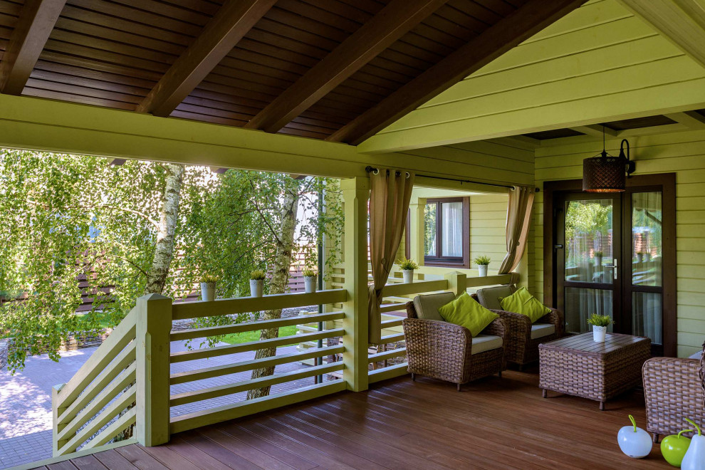 Foto de terraza planta baja campestre de tamaño medio en patio y anexo de casas con barandilla de madera