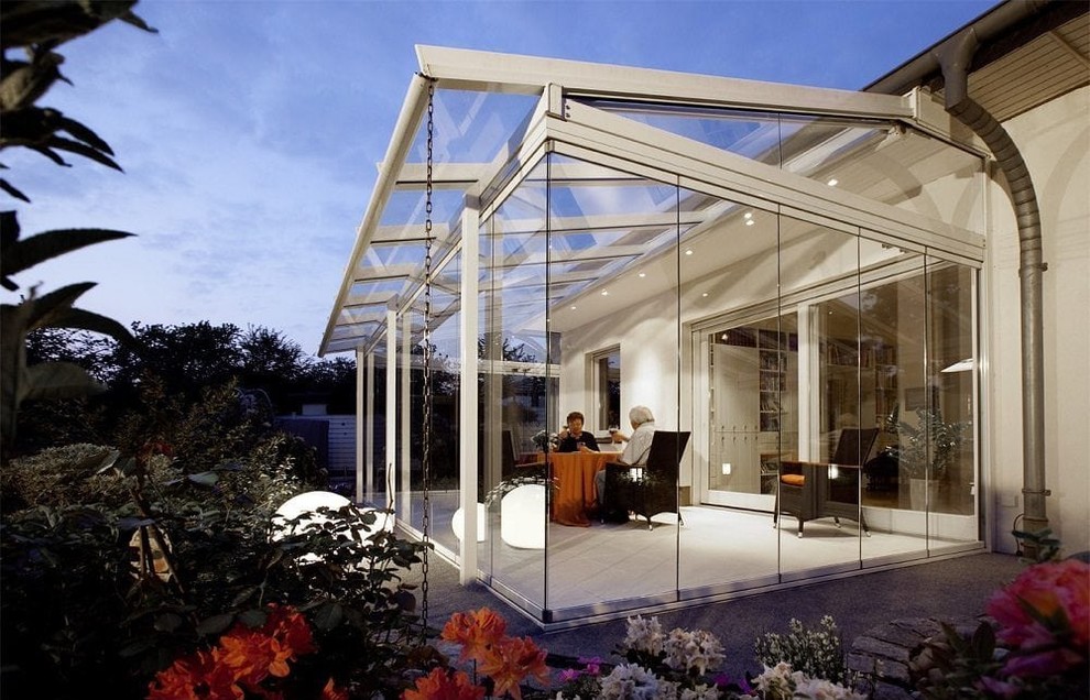 Aménagement d'une véranda contemporaine de taille moyenne avec un plafond en verre et un sol blanc.