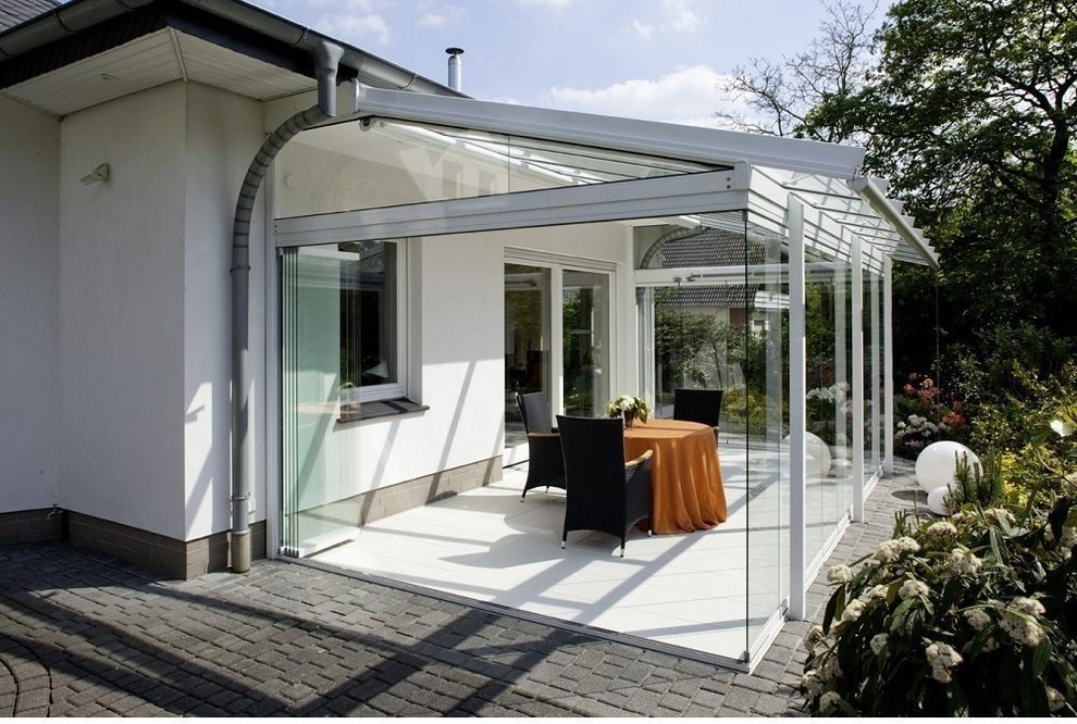 Источник вдохновения для домашнего уюта: терраса среднего размера в современном стиле с стеклянным потолком и белым полом