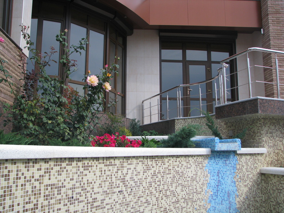 Стильный дизайн: фонтан на террасе среднего размера на заднем дворе в стиле модернизм без защиты от солнца - последний тренд
