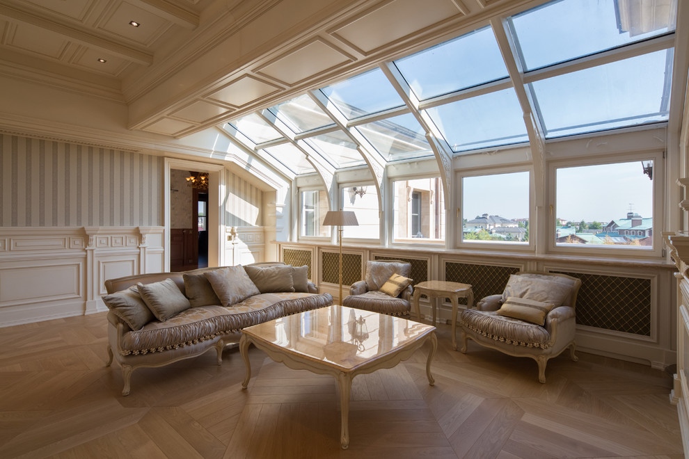 Imagen de galería clásica extra grande con suelo de mármol, techo de vidrio y suelo beige