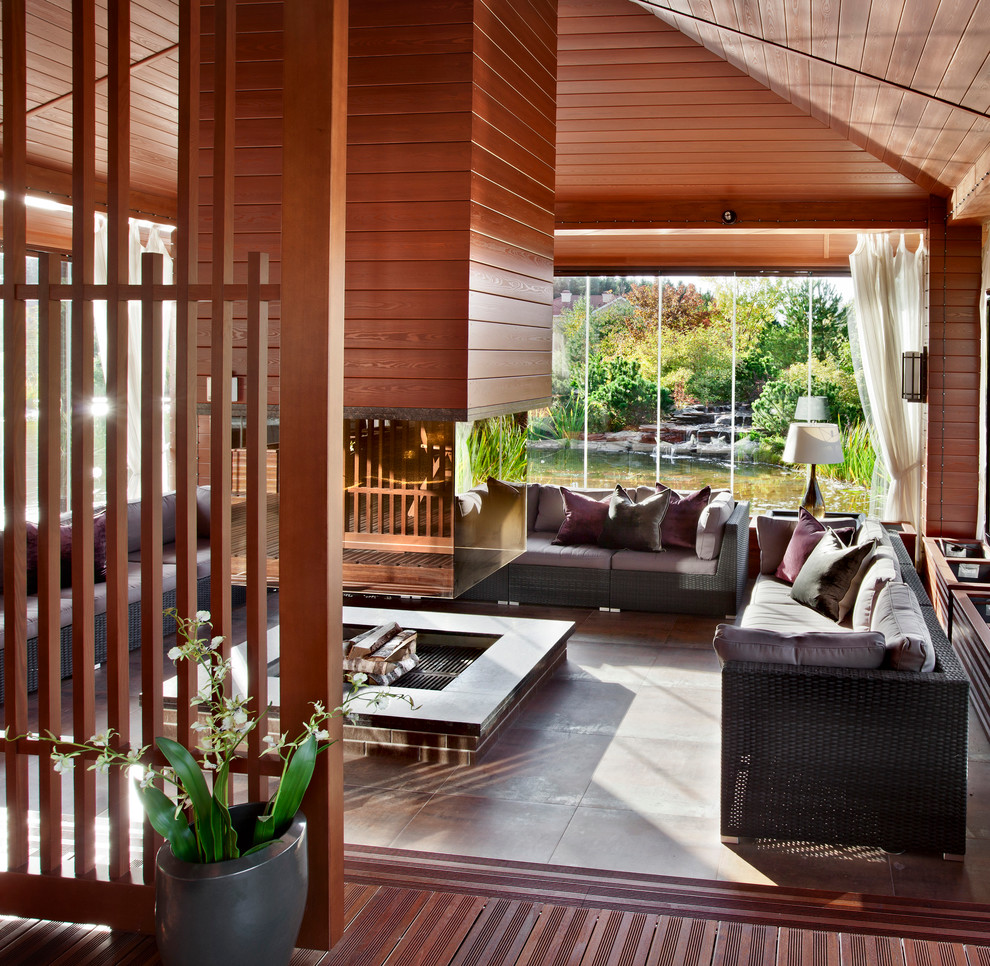 Idées déco pour une terrasse contemporaine avec un foyer extérieur.