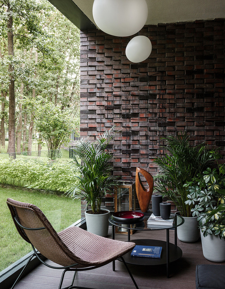 Esempio di una veranda contemporanea con parquet scuro, soffitto classico e pavimento marrone