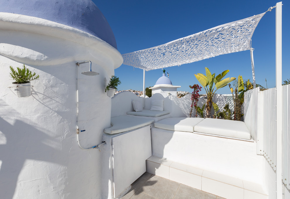 Idée de décoration pour une terrasse méditerranéenne de taille moyenne avec une pergola.
