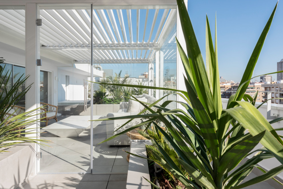Ejemplo de terraza contemporánea de tamaño medio en azotea con jardín de macetas y pérgola