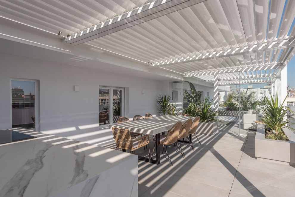 Mittelgroße Moderne Terrasse mit Kübelpflanzen in Madrid