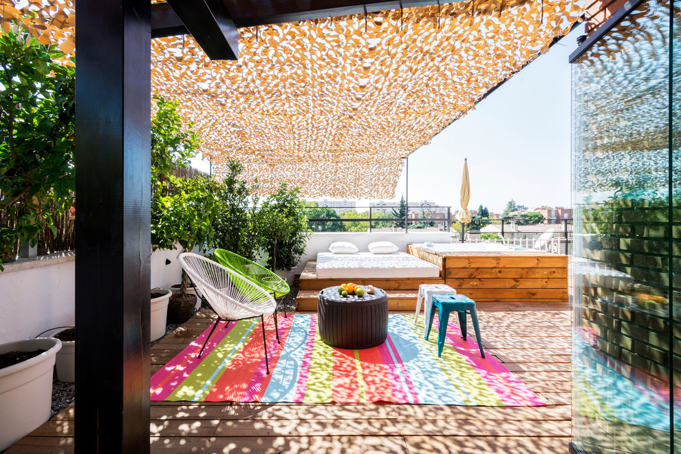 Inspiration for a contemporary roof rooftop terrace in Madrid with a potted garden and an awning.