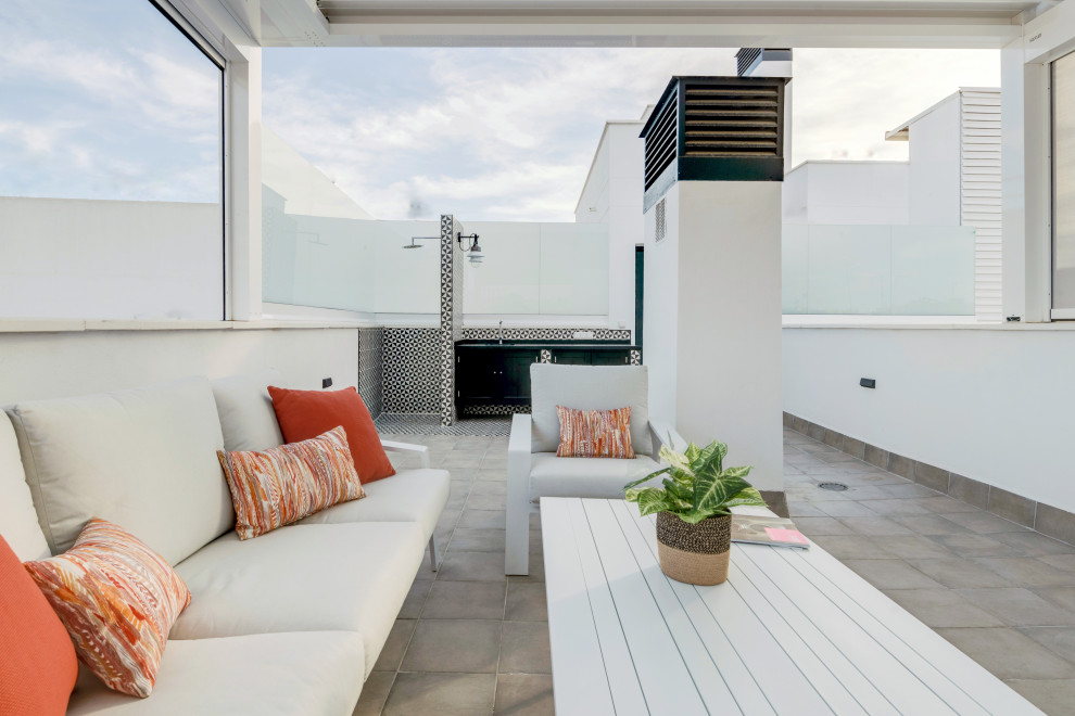 Foto de terraza actual de tamaño medio en azotea con cocina exterior y pérgola