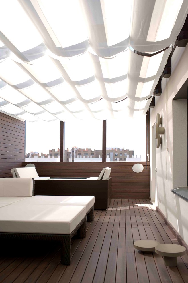 Idee per una terrazza contemporanea di medie dimensioni e sul tetto con un parasole