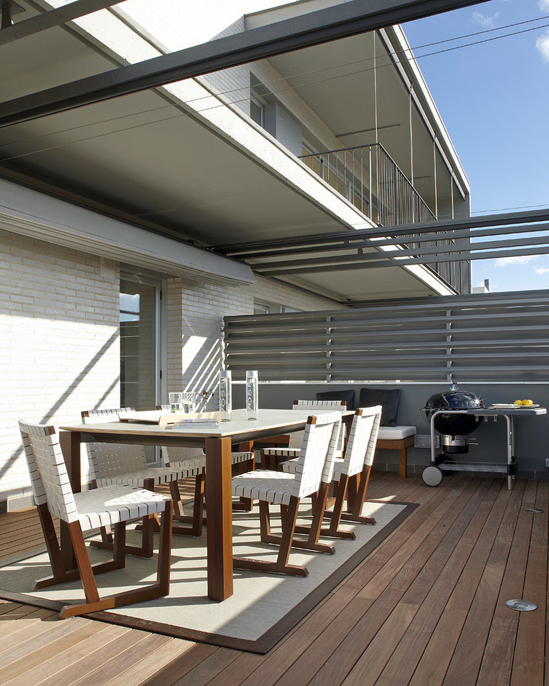 Imagen de terraza contemporánea grande en patio lateral con brasero y pérgola