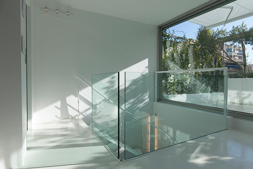 Ispirazione per una terrazza minimal di medie dimensioni e sul tetto con un giardino in vaso e un parasole