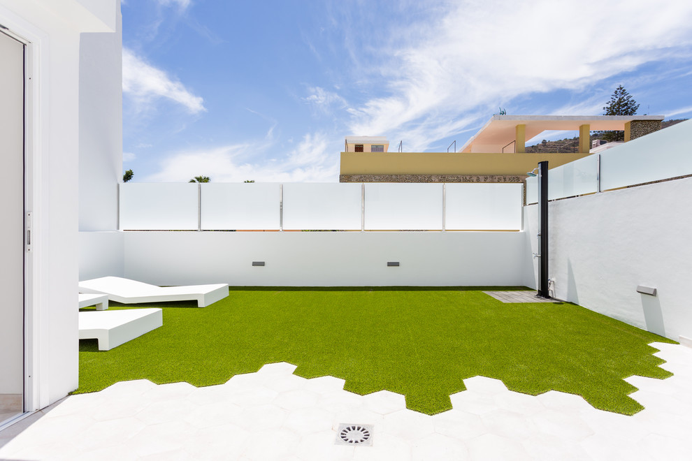 Modelo de terraza moderna de tamaño medio en patio trasero