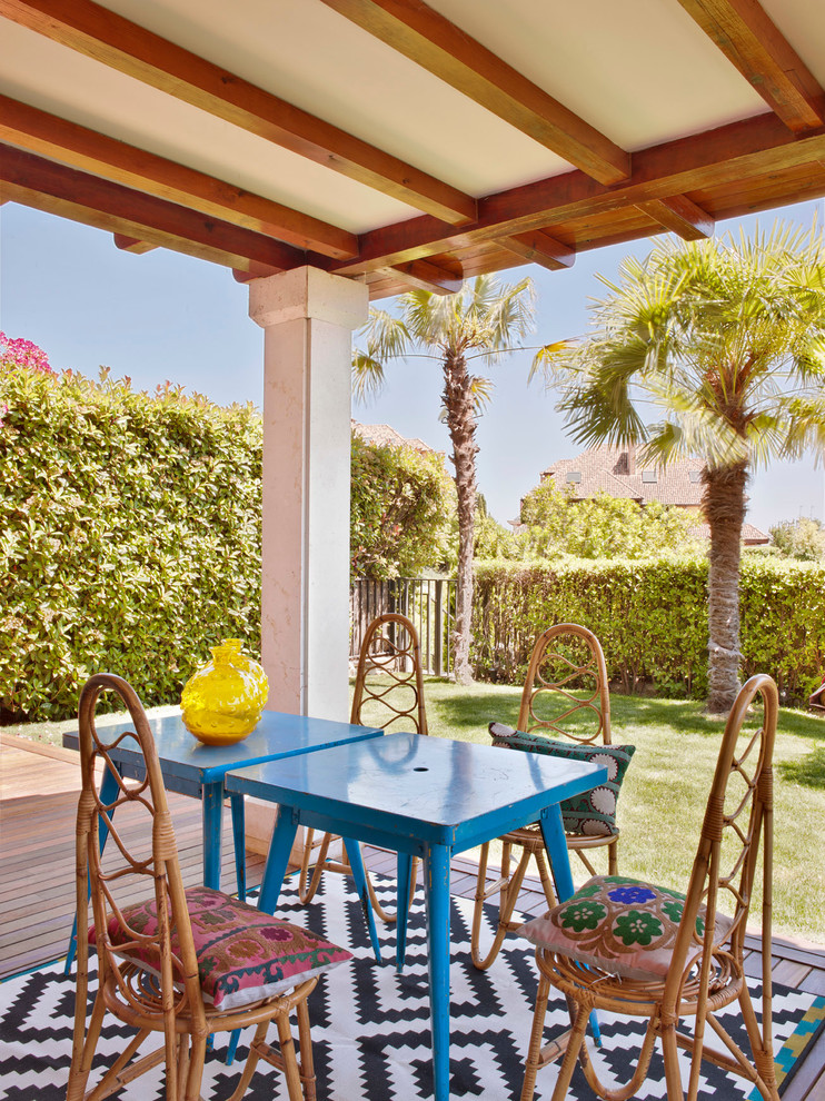 Immagine di una terrazza mediterranea dietro casa e di medie dimensioni con un tetto a sbalzo