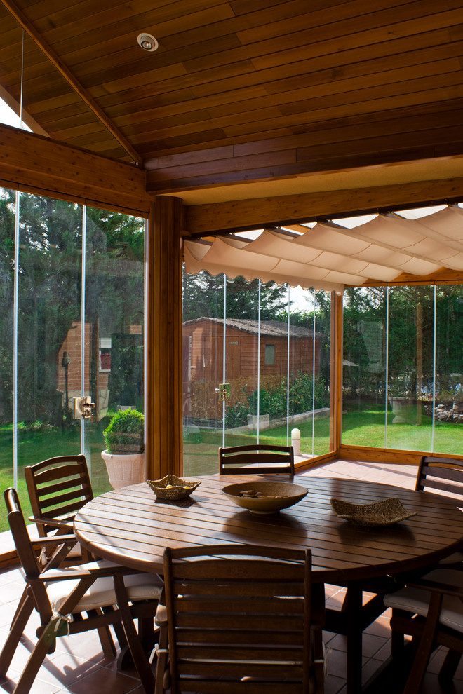 Design ideas for a modern veranda in Madrid.