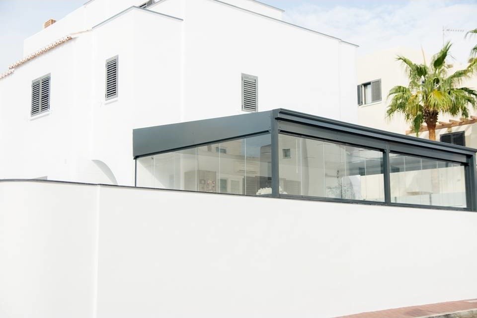 Ispirazione per una terrazza stile shabby di medie dimensioni e nel cortile laterale con un tetto a sbalzo