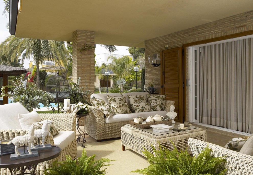 Foto de terraza clásica grande en patio lateral y anexo de casas con jardín de macetas