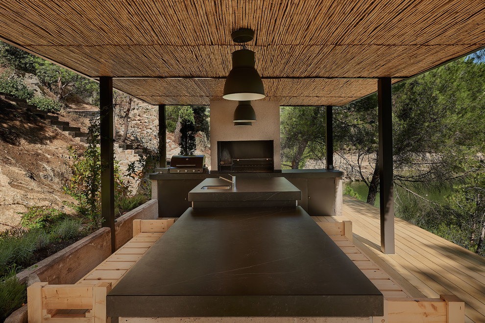 Cette photo montre une grande terrasse nature avec une cuisine d'été et une pergola.