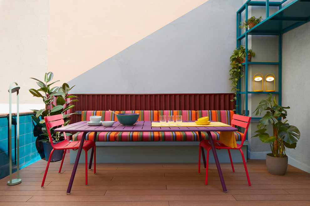Стильный дизайн: терраса среднего размера на боковом дворе в стиле фьюжн с летней кухней - последний тренд