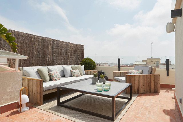 conjunto de mobiliario exterior con sofás tipo palet y mesa de centro -  Coblonal - Mediterráneo - Terraza y balcón - Barcelona - de Coblonal  Interiorismo | Houzz