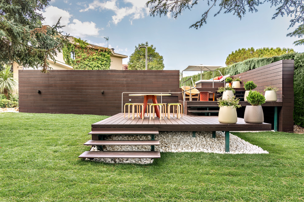 Modelo de terraza contemporánea grande sin cubierta en patio trasero