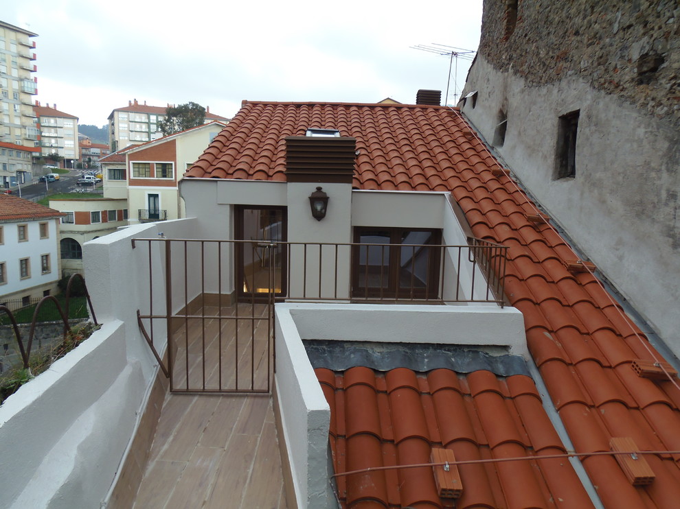 Пример оригинального дизайна: маленькая терраса на крыше в современном стиле для на участке и в саду