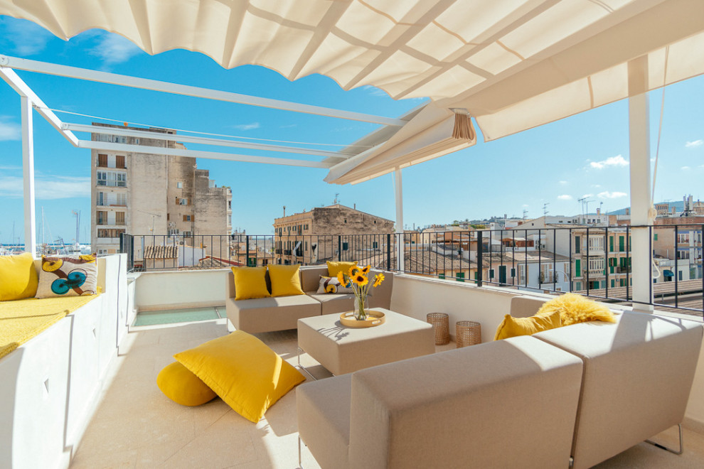 Mediterrane Terrasse im Dach mit Stahlgeländer in Palma de Mallorca