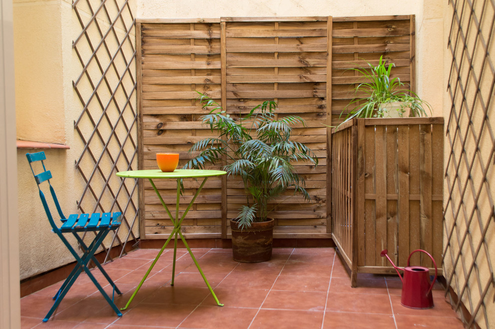Свежая идея для дизайна: маленькая терраса на заднем дворе в стиле неоклассика (современная классика) с растениями в контейнерах без защиты от солнца для на участке и в саду - отличное фото интерьера