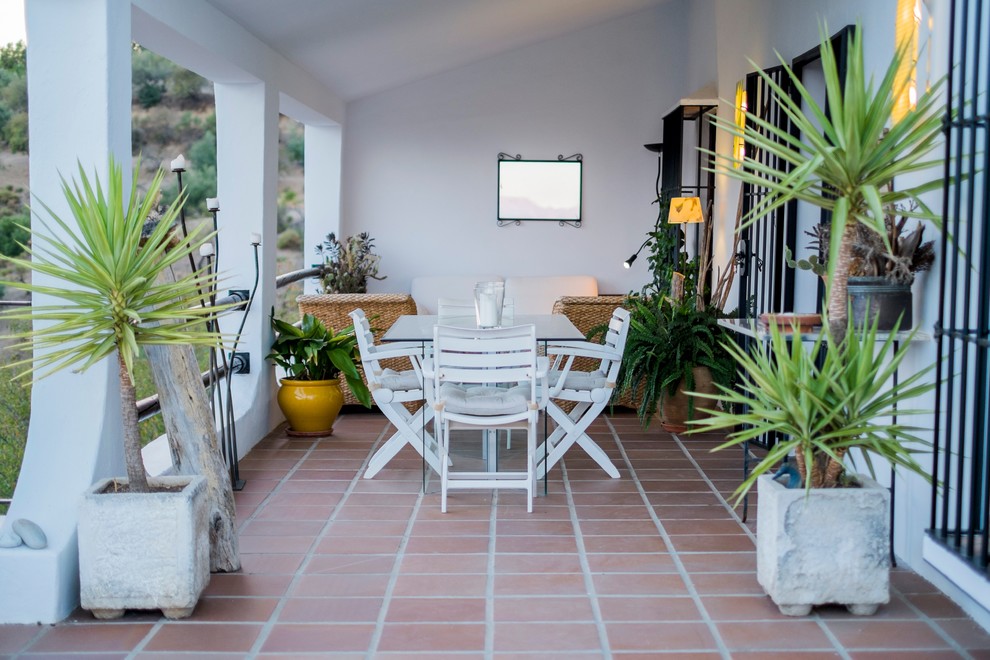Источник вдохновения для домашнего уюта: веранда среднего размера на заднем дворе в средиземноморском стиле с растениями в контейнерах и навесом