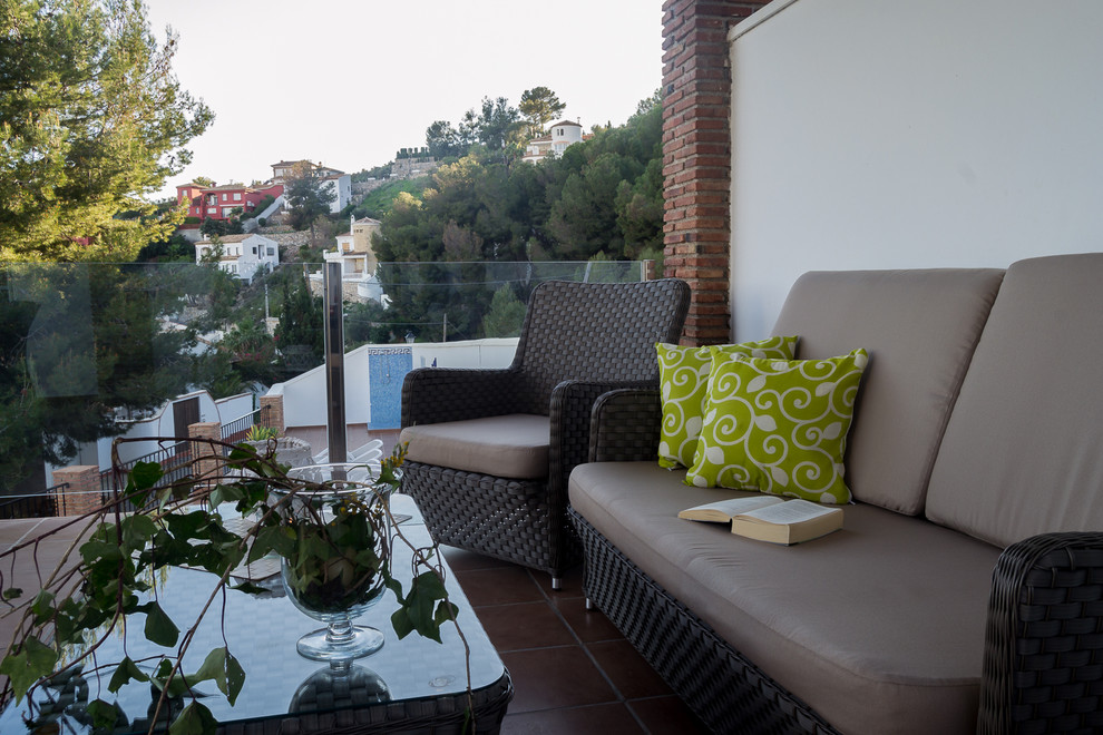 Modelo de terraza mediterránea grande en patio lateral con pérgola