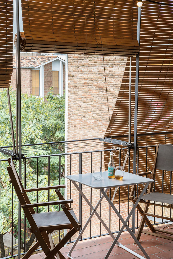 Свежая идея для дизайна: маленькая терраса на боковом дворе в средиземноморском стиле с навесом для на участке и в саду - отличное фото интерьера