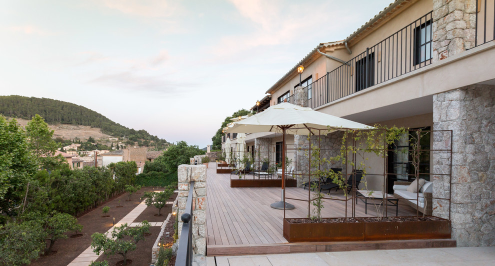 Foto di una terrazza mediterranea dietro casa con un giardino in vaso e nessuna copertura