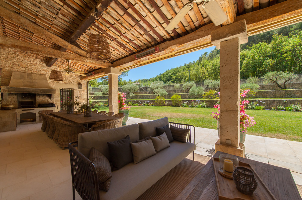 Inspiration pour un grand porche d'entrée de maison méditerranéen avec une cheminée.