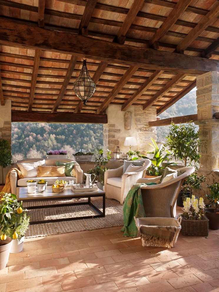 Aménagement d'une terrasse avec des plantes en pots arrière montagne de taille moyenne avec une extension de toiture.