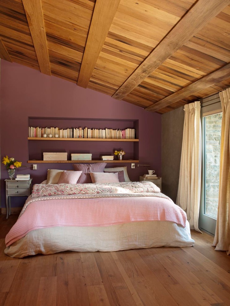 Ejemplo de dormitorio principal rústico grande sin chimenea con paredes multicolor y suelo de madera en tonos medios