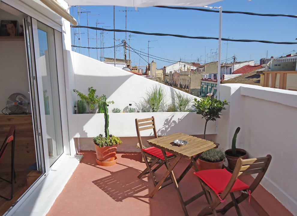 Foto de terraza mediterránea sin cubierta en azotea con jardín de macetas