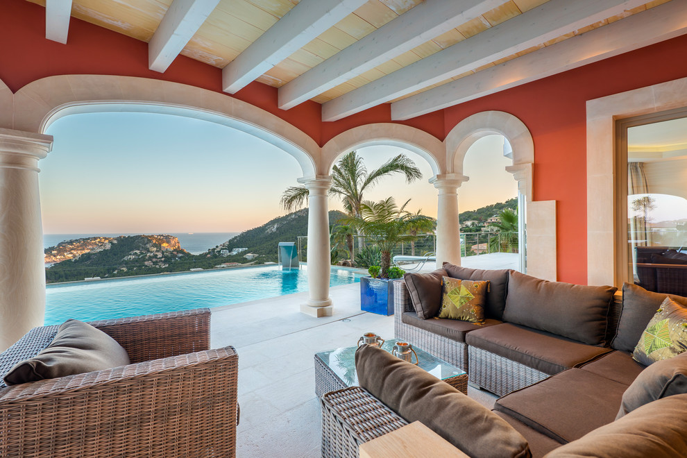 Diseño de terraza mediterránea grande en patio trasero y anexo de casas con adoquines de piedra natural