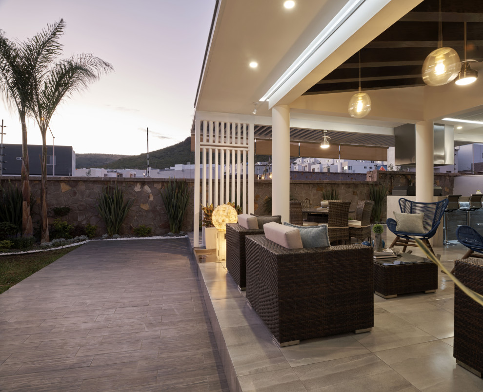 Mittelgroße Moderne Pergola Terrasse hinter dem Haus mit Outdoor-Küche in Sonstige