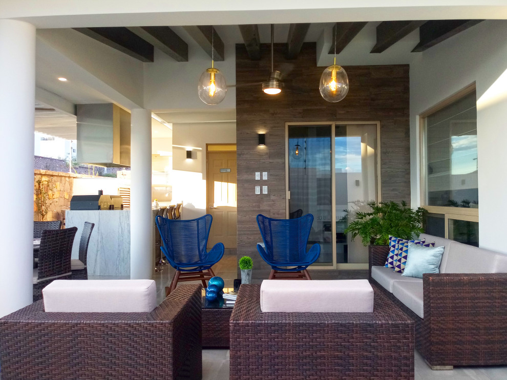 Mittelgroße Moderne Pergola Terrasse hinter dem Haus mit Outdoor-Küche in Sonstige