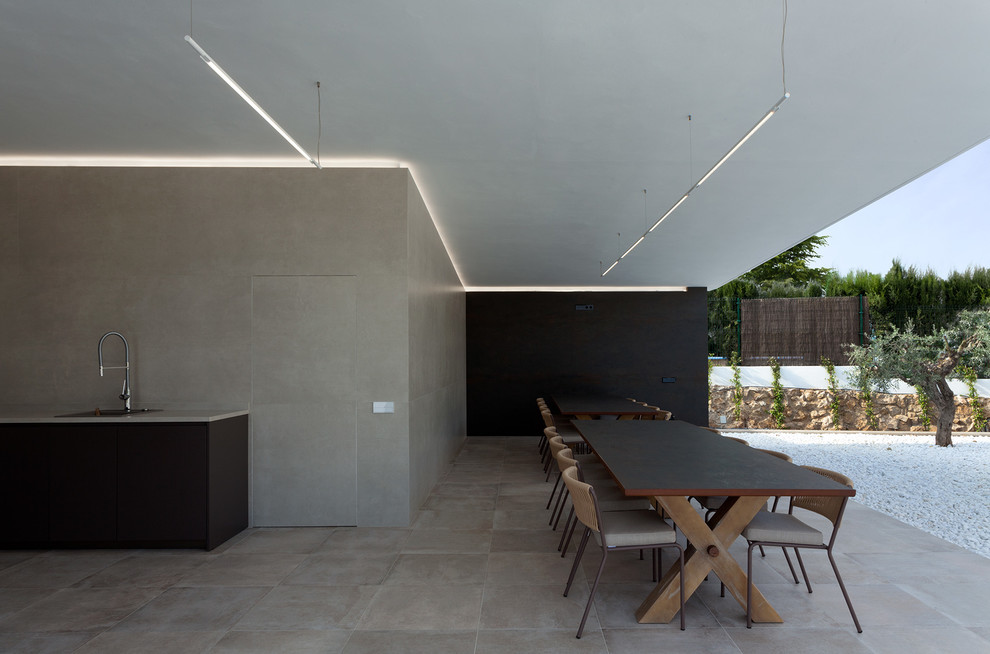 На фото: веранда в стиле модернизм с летней кухней, покрытием из плитки и навесом с