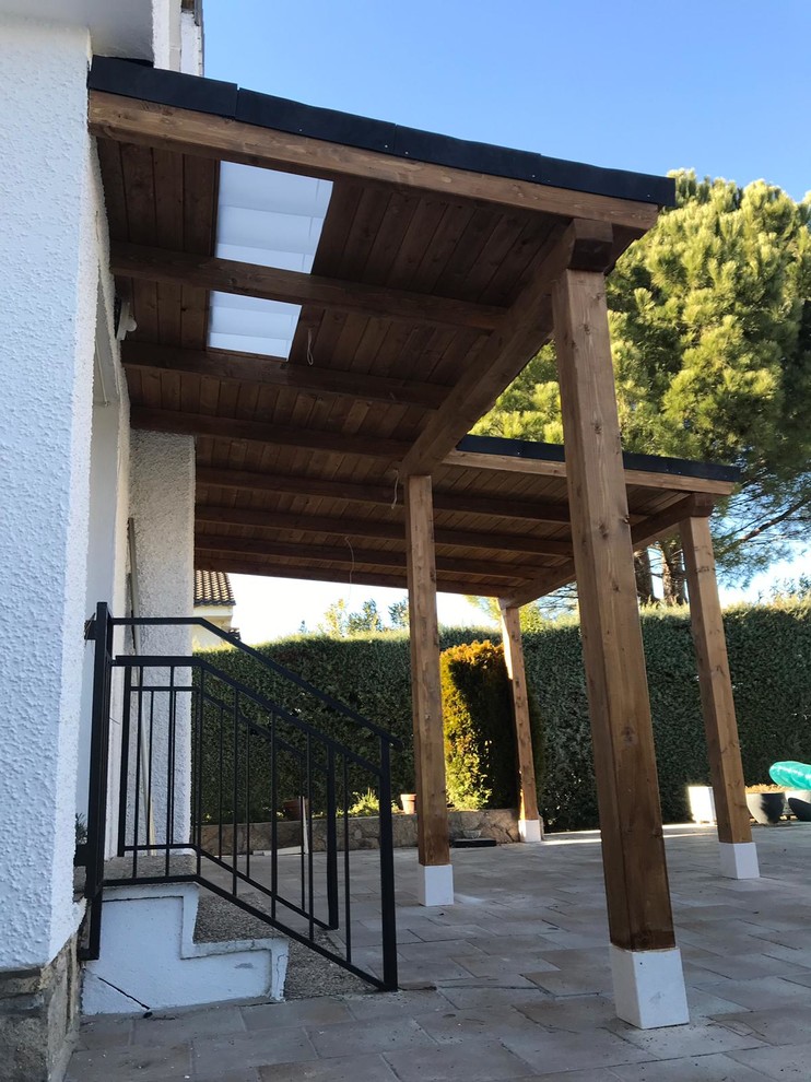 Pérgola con teja plástica negra Farmhouse Deck Madrid by RoofEco System Houzz