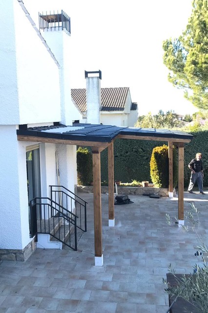 Pérgola con teja plástica negra - Farmhouse - Deck - Madrid - by RoofEco  System | Houzz