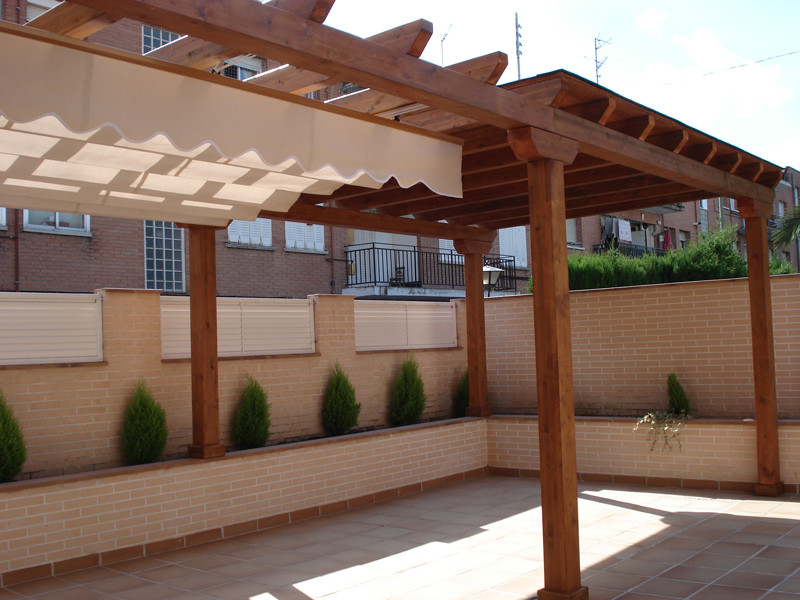Imagen de terraza actual de tamaño medio con pérgola