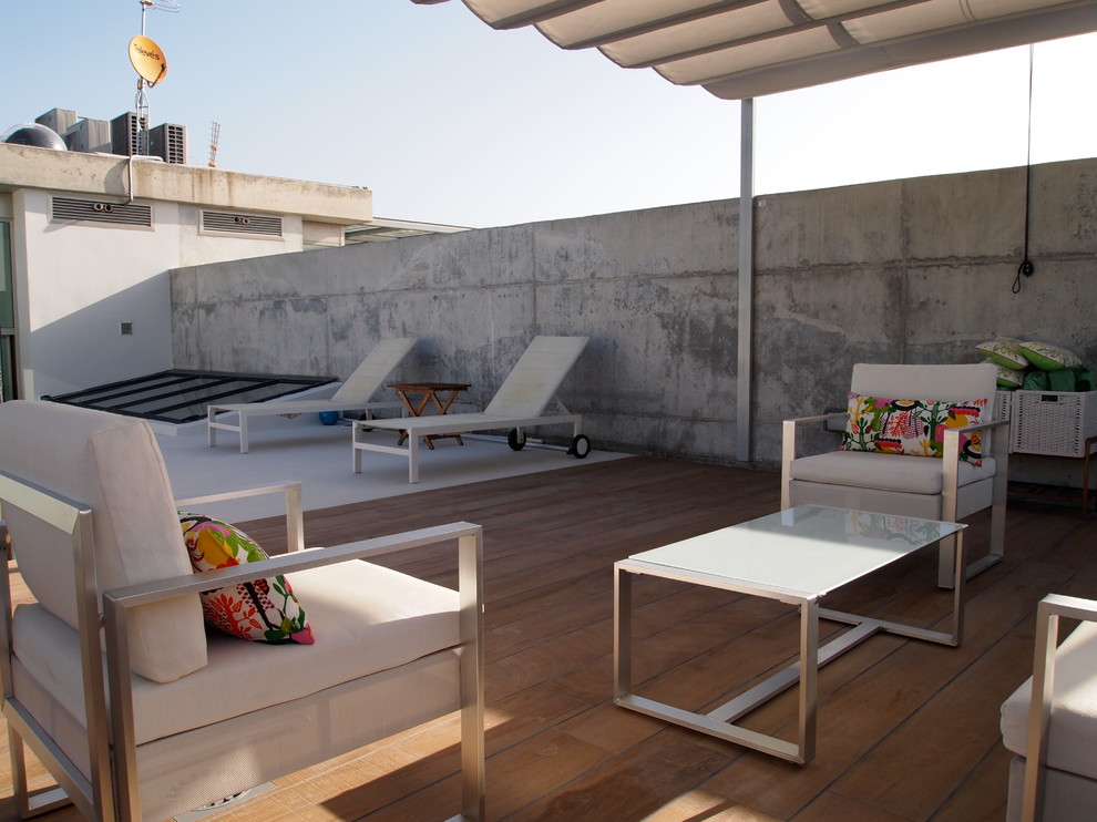 Ispirazione per una terrazza minimalista di medie dimensioni e sul tetto con un parasole
