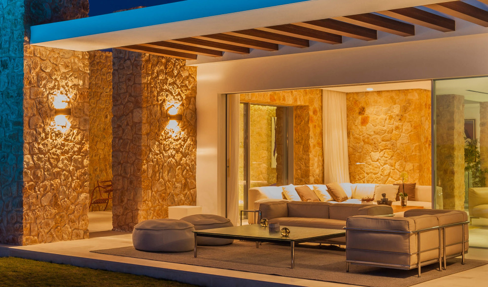 Idée de décoration pour un grand porche d'entrée de maison minimaliste.