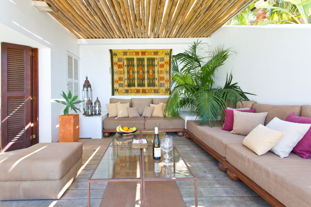 Diseño de terraza mediterránea de tamaño medio con pérgola y jardín de macetas