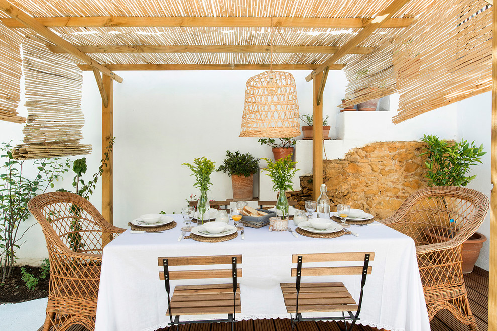 Источник вдохновения для домашнего уюта: пергола на террасе в средиземноморском стиле