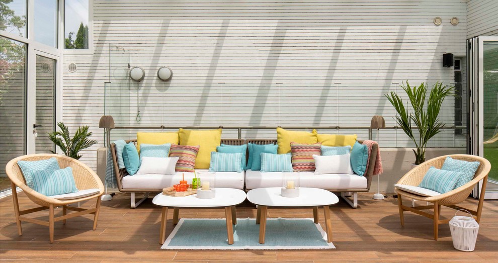 Immagine di una terrazza stile marinaro di medie dimensioni e dietro casa con una pergola