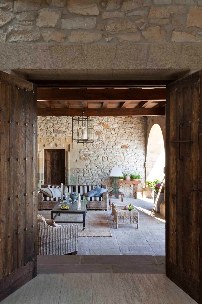 Inspiration pour un grand porche d'entrée de maison latéral méditerranéen avec une extension de toiture.